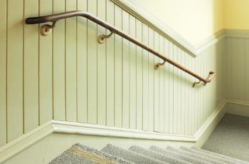 Jaka sztukateria pasuje na klatkę schodową?