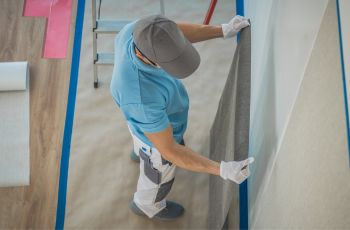 Jak modnie połączyć tapetę ze sztukaterią? 4 propozycje