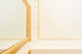 Zabudowa lustra sztukaterią. Jak to zrobić samodzielnie?